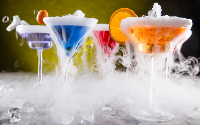 Обои картинки фото еда, напитки,  коктейль, бокалы, stemware, разноцветный, коктейль, апельсин, лед, cocktail, пар, drinks