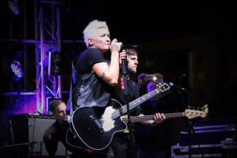 Картинка диана+арбенина музыка ночные+снайперы гитара певица микрофон женщина концерт мужчина