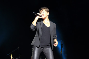 Картинка диана+арбенина музыка ночные+снайперы концерт певица микрофон женщина