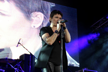 Картинка диана+арбенина музыка ночные+снайперы концерт микрофон певица женщина