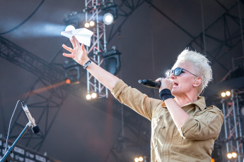 Картинка диана+арбенина музыка ночные+снайперы микрофон самолет очки певица женщина