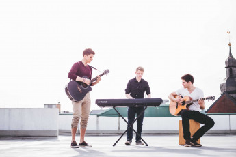 Картинка музыка -+другое гитара парень синтезатор купол