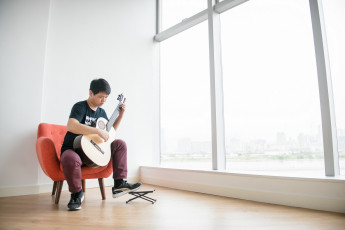 Картинка музыка -+другое окно гитара парень кресло