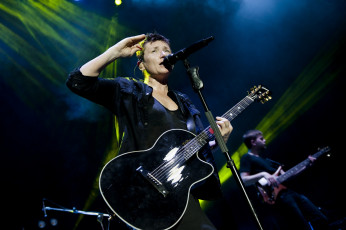 Картинка диана+арбенина музыка ночные+снайперы концерт микрофон певица гитара женщина