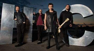 Картинка музыка ночные+снайперы группа очки мужчина певица женщина гитара