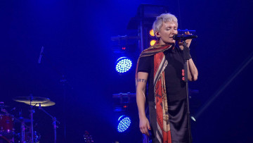 обоя диана арбенина, музыка, ночные снайперы, микрофон, певица, женщина, платок, концерт