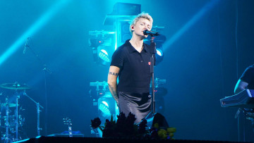 Картинка диана+арбенина музыка ночные+снайперы микрофон певица сцена концерт женщина