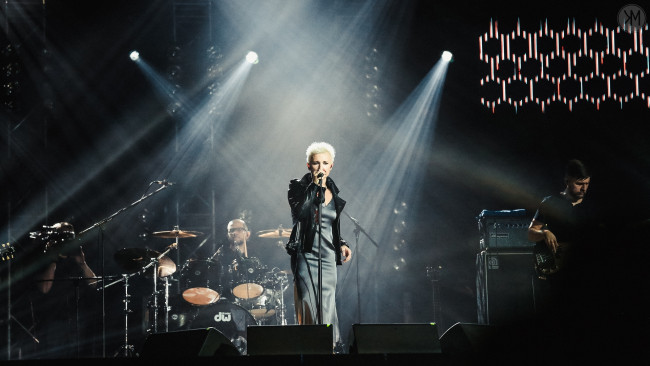 Обои картинки фото диана арбенина, музыка, ночные снайперы, певица, женщина, группа, микрофон, концерт