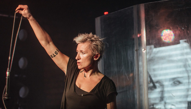 Обои картинки фото диана арбенина, музыка, ночные снайперы, концерт, женщина, микрофон, певица