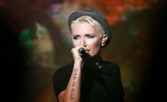 Обои картинки фото диана арбенина, музыка, ночные снайперы, женщина, микрофон, шляпа, певица