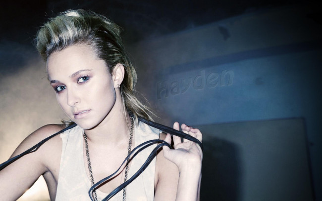 Обои картинки фото девушки, hayden panettiere, цепочка, ремень, блондинка, лицо