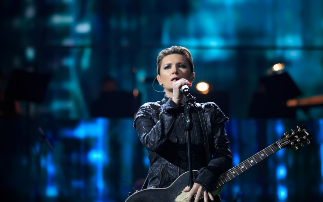 Обои картинки фото диана арбенина, музыка, ночные снайперы, концерт, микрофон, певица, женщина