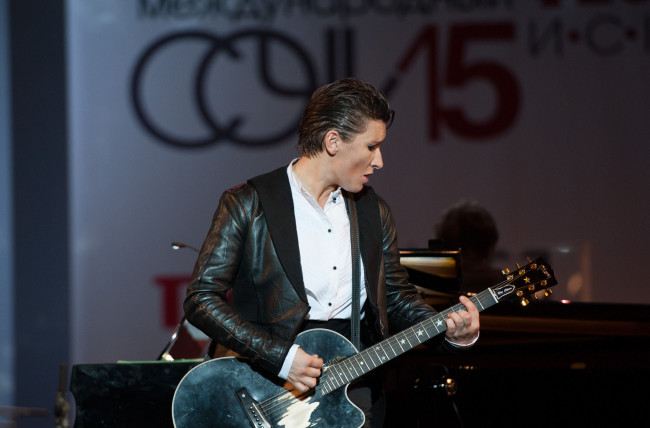 Обои картинки фото диана арбенина, музыка, ночные снайперы, гитара, певица, женщина, концерт