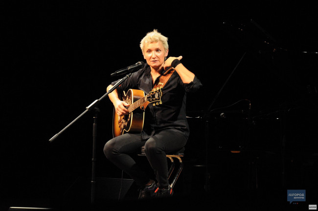 Обои картинки фото диана арбенина, музыка, ночные снайперы, гитара, концерт, микрофон, певица, женщина