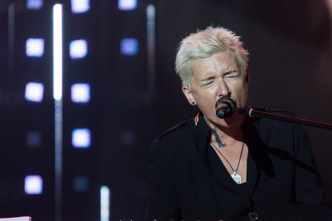 Обои картинки фото диана арбенина, музыка, ночные снайперы, концерт, микрофон, певица, женщина