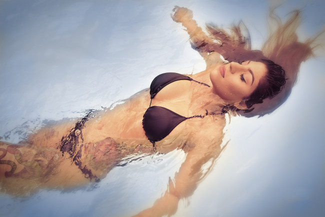 Обои картинки фото девушки, -unsort , брюнетки, темноволосые, взгляд, лицо