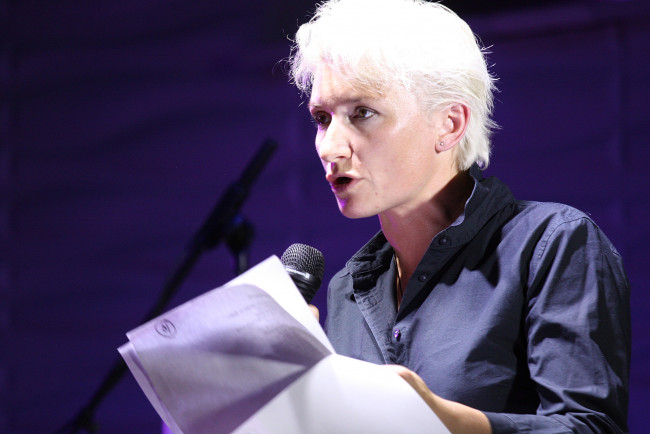 Обои картинки фото диана арбенина, музыка, ночные снайперы, бумага, микрофон, певица, женщина