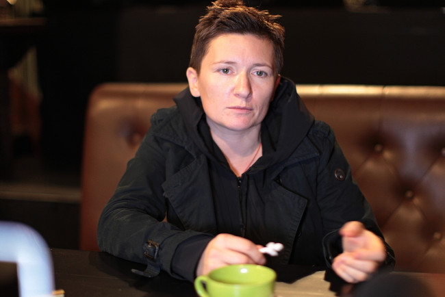 Обои картинки фото диана арбенина, музыка, ночные снайперы, кружка, певица, женщина, диван