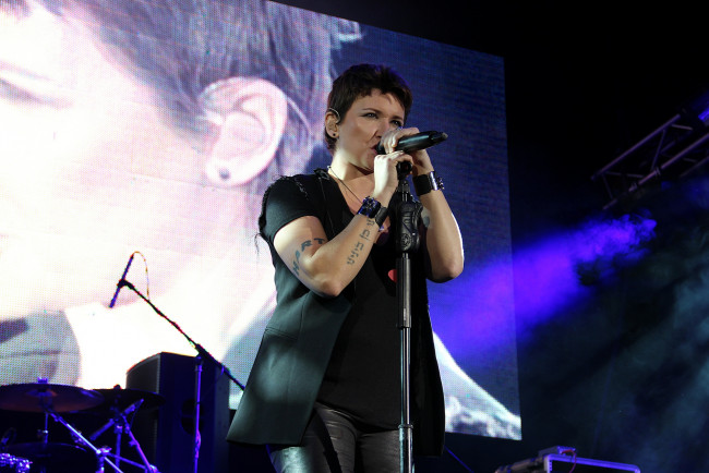 Обои картинки фото диана арбенина, музыка, ночные снайперы, концерт, микрофон, певица, женщина