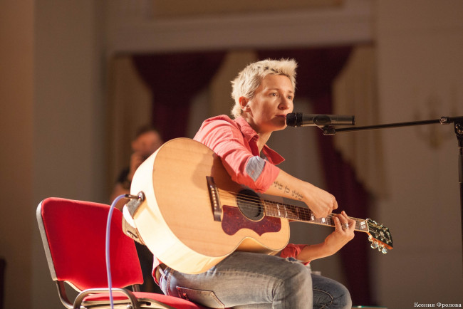 Обои картинки фото диана арбенина, музыка, ночные снайперы, микрофон, гитара, певица, женщина