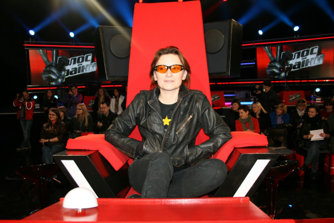 Обои картинки фото диана арбенина, музыка, ночные снайперы, певица, очки, кресло, люди, женщина