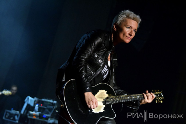 Обои картинки фото диана арбенина, музыка, ночные снайперы, певица, женщина, гитара, концерт