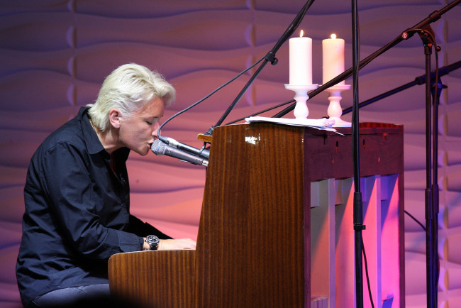 Обои картинки фото диана арбенина, музыка, ночные снайперы, пианино, свеча, певица, женщина