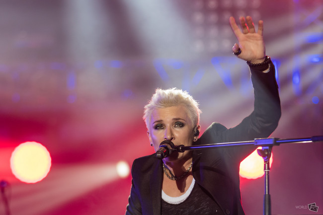 Обои картинки фото диана арбенина, музыка, ночные снайперы, певица, женщина, концерт, микрофон