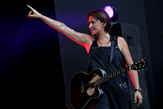 Обои картинки фото диана арбенина, музыка, ночные снайперы, певица, женщина, гитара