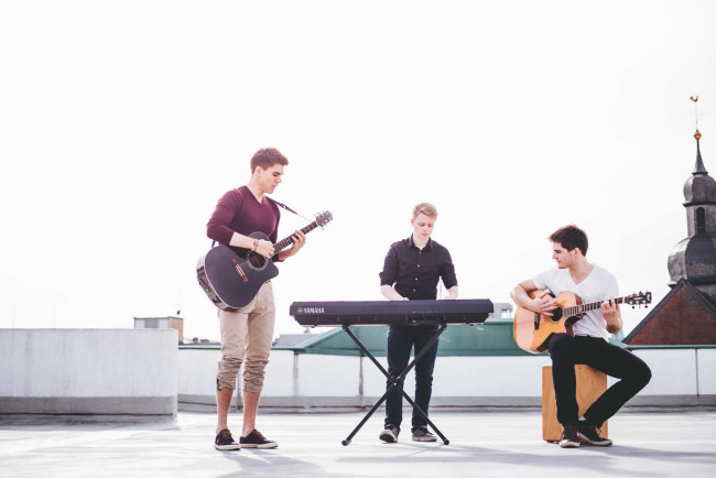 Обои картинки фото музыка, - другое, гитара, парень, синтезатор, купол