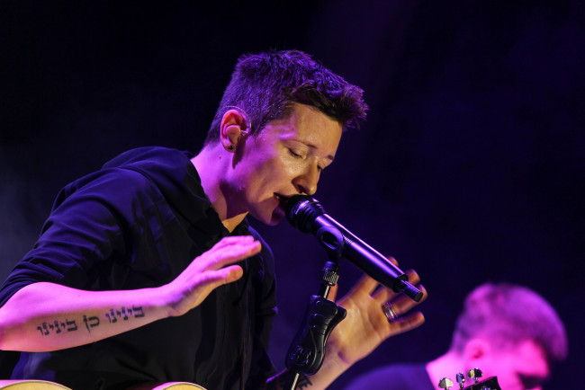 Обои картинки фото музыка, ночные снайперы, микрофон, певица, женщина