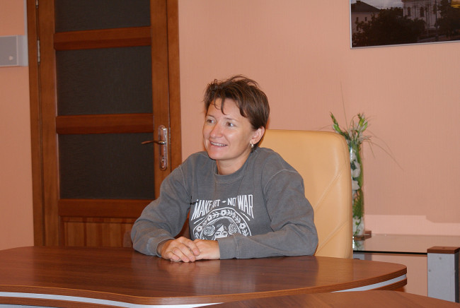 Обои картинки фото диана арбенина, музыка, ночные снайперы, стол, дверь, картина, певица, женщина