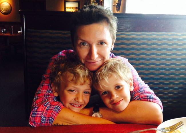 Обои картинки фото диана арбенина, музыка, ночные снайперы, ребенок, взгляд, женщина, певица, дети