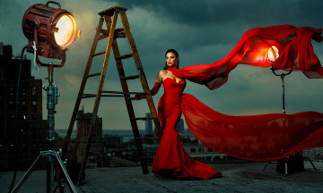 Картинка девушки -+брюнетки +шатенки брюнетка платье шлейф софиты лестница крыша дома город панорама