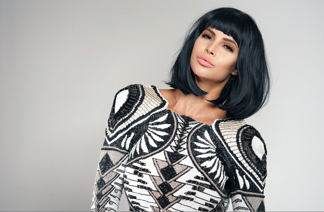 Обои картинки фото micaela schaefer, девушки, micaela, schaefer, причёска, девушка, модель, брюнетка, поза, стройная, взгляд, макияж