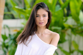 Картинка девушки jenna+kseniya обнаженное плечо