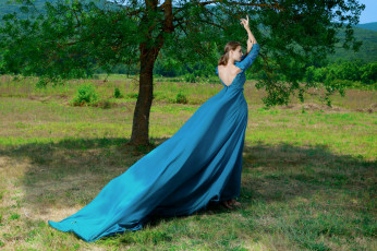 Картинка девушки elle+tan дерево платье поза