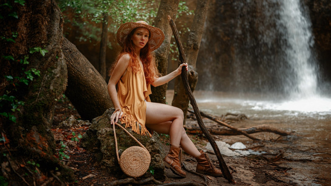 Обои картинки фото девушки, - рыжеволосые и разноцветные, водопад, рыжая, шляпа