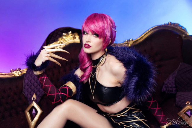 Обои картинки фото девушки, - креатив,  косплей, fae, la, blanche, костюм, диван