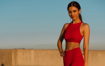 Картинка девушки victoria+justice поза улыбка