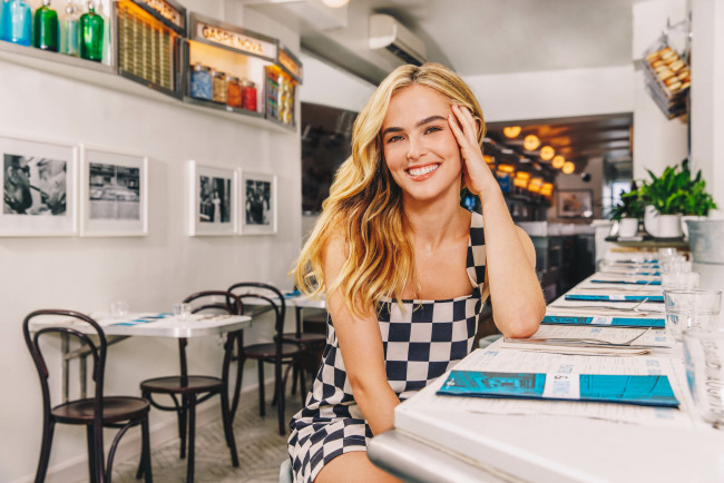 Обои картинки фото девушки, zoey deutch, зои, дойч, актриса, девушка, кафе, знаменитости, фрэнсис, томпсон