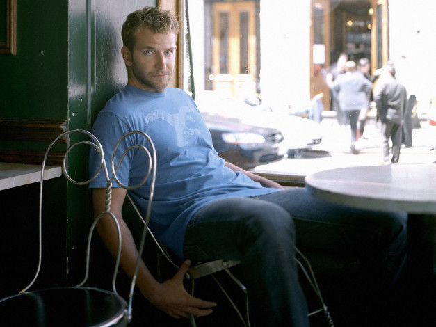 Обои картинки фото мужчины, bradley cooper, актер, футболка, окно