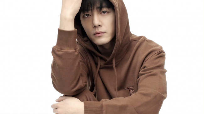 Обои картинки фото мужчины, xiao zhan, актер, толстовка, капюшон