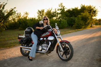 Картинка девушка+и+мотоцикл мотоциклы мото+с+девушкой девушка женщина блондинка светловолосая сексуальная модель звезда позирует разная обувь верхняя стильная одежда нижнее эротическое бельё трусы лифчик колготки чулки аксессуары макияж и множество элементов на фотографии