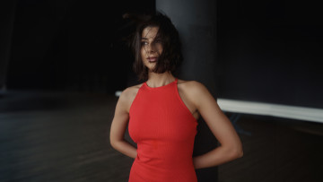 Картинка девушки -+брюнетки +шатенки дeвушка брюнeтка краснoe платьe