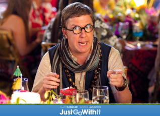 Картинка кино+фильмы just+go+with+it мужчина очки шарф бусы кафе бокалы