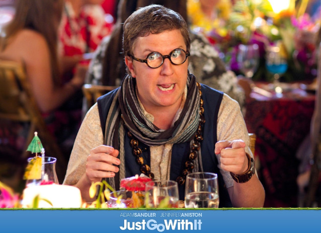 Обои картинки фото кино фильмы, just go with it, мужчина, очки, шарф, бусы, кафе, бокалы