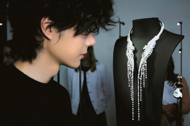 Обои картинки фото мужчины, wang yi bo, актер, кудри, свитер, манекены, украшения