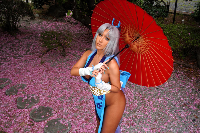 Обои картинки фото девушки, nonsummerjack, образ, косплей, наряд, костюм, платье, зонт, лепестки, сад, цветение