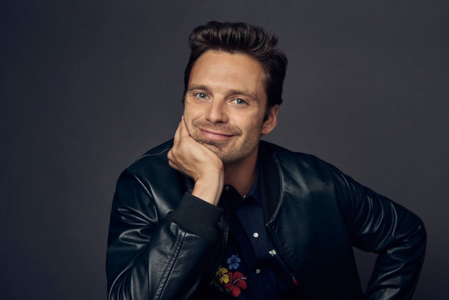 Обои картинки фото мужчины, sebastian stan, поза, улыбка